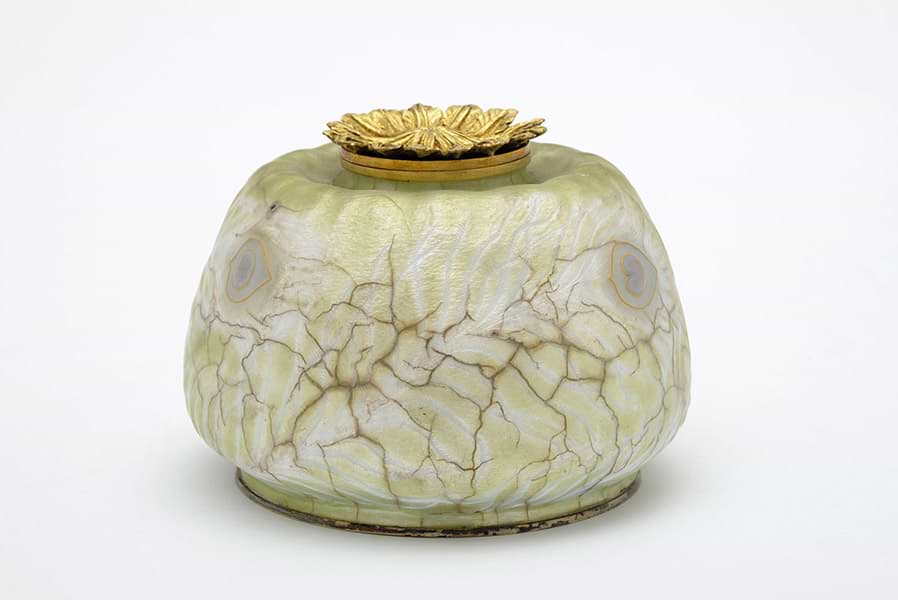 Dose in Form einer Mohnkapsel